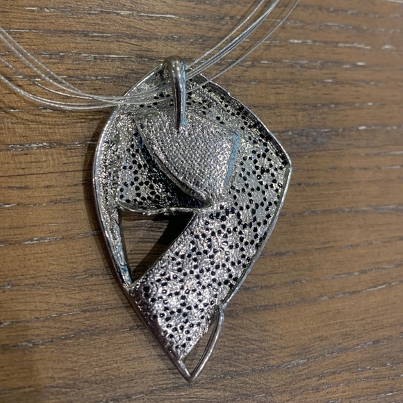 Metal pendant. Geometric pattern under dark amber enamel. Retro design on wire - Picture 4 of 6